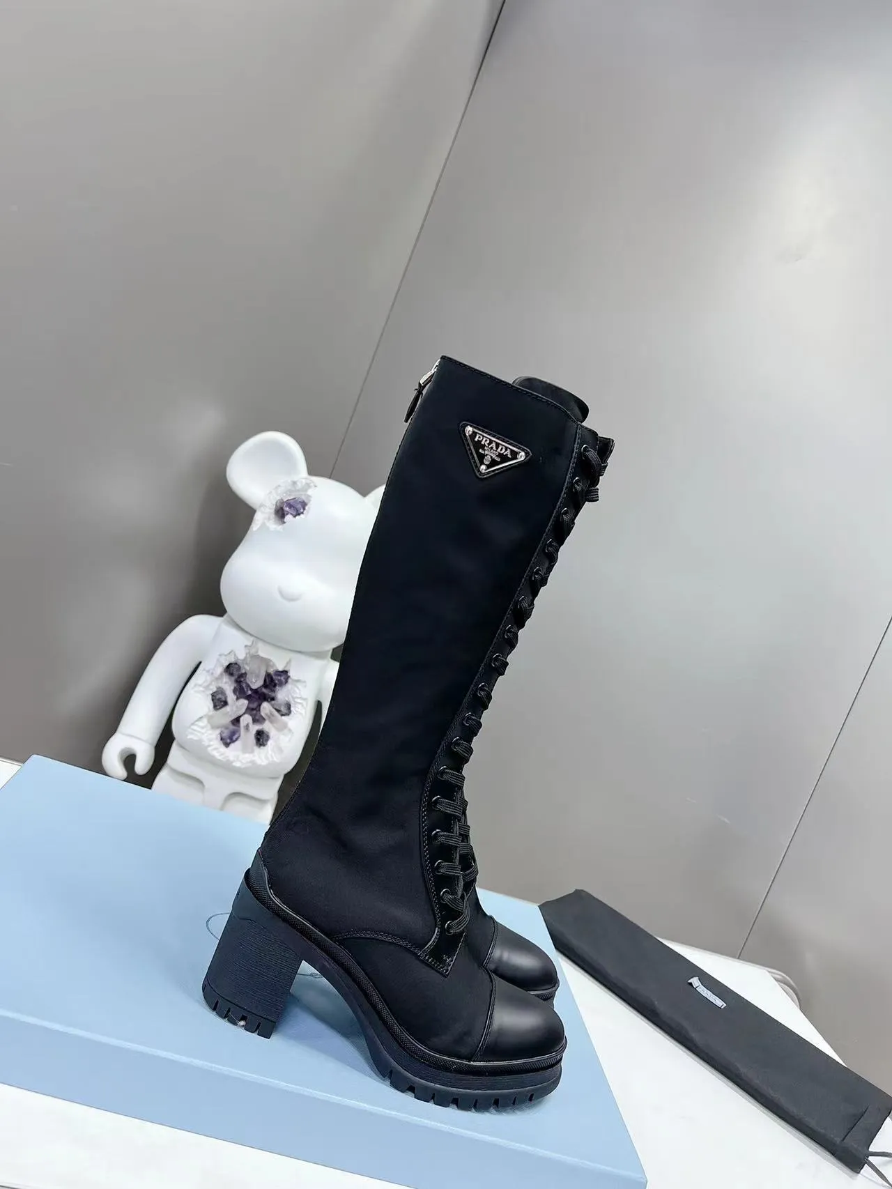 👟👟Ex-factory price 700👟👟 2022SSS re-launches the new and newest boot length of Poundala —————————— 💥PRADA’s spring morning T catwalk show is the same model "Dream City Night". Prada can focus on the right scene. It has a fresh breeze with a sense of luxury. It is perfect on the feet. 💃💃 Wear it with the matching shoes. It is elegant and high-quality, crystal clear and has various qualities. The materials are uniquely designed by the company and must be zero-edged. The entire series is full of exciting and interesting combinations of exterior elements. Different materials and textured fabrics express a strong artistic flavor. You can slightly appreciate the changing styles of Prada girls. 1⃣Upper: matte glossy open edge scarlet, 2⃣Lining: imported sheepskin lining 3⃣Outsole: original Italian large color original 4⃣🔺original foot pads, size female 35M-40M